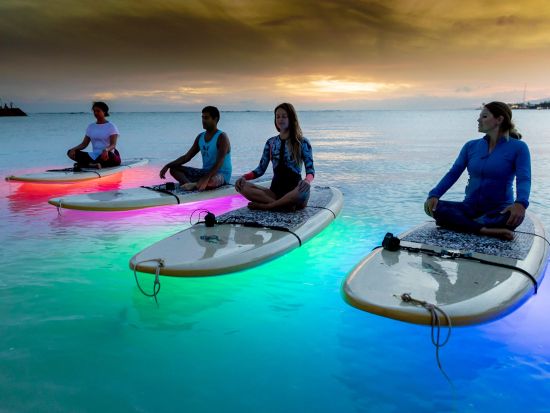 SUPヨガ　水中ライト付きSUPボードを使用し、幻想的な夜の海でナイトヨガ　金曜日は花火鑑賞も！＜英語又は日本語インストラクター＞by Yoga Floats