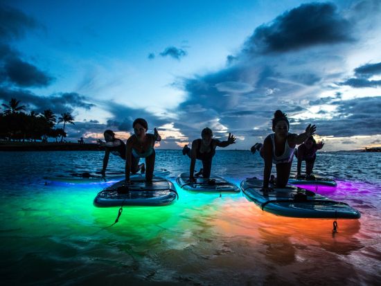 SUPヨガ　水中ライト付きSUPボードを使用し、幻想的な夜の海でナイトヨガ　金曜日は花火鑑賞も！＜英語又は日本語インストラクター＞by Yoga Floats