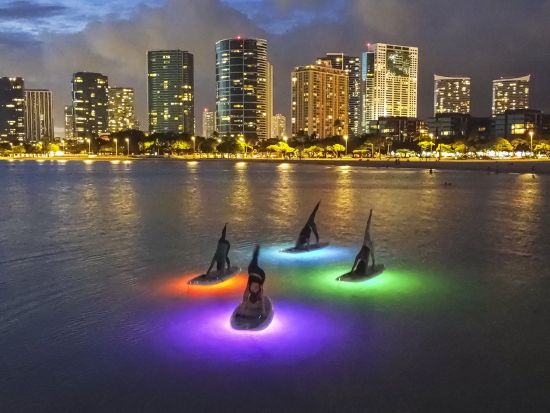 SUPヨガ　水中ライト付きSUPボードを使用し、幻想的な夜の海でナイトヨガ　金曜日は花火鑑賞も！＜英語又は日本語インストラクター＞by Yoga Floats