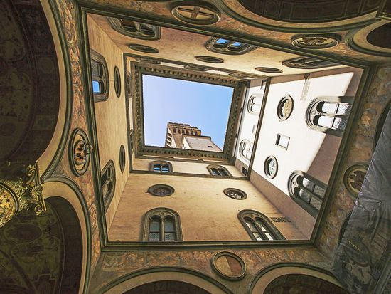 Italy_Florence_Uffizi Gallery_Inner yard_shutterstock_270118139