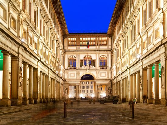 Italy_Florence_Uffizi_Night_shutterstock_1173277405
