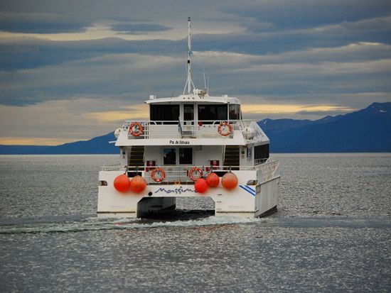 ウシュアイアクルーズツアー　カタマラン船でビーグル水道を航海！アシカ＋野鳥＋ペンギン＋エクレール灯台観察＜3～5時間／ウシュアイア発＞