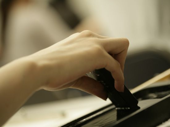 日本の伝統「書道」体験 プロ講師による指導で色紙とうちわを制作＜筆ペンプレゼント付き／約2時間／神保町＞ by 日本書道教育学会