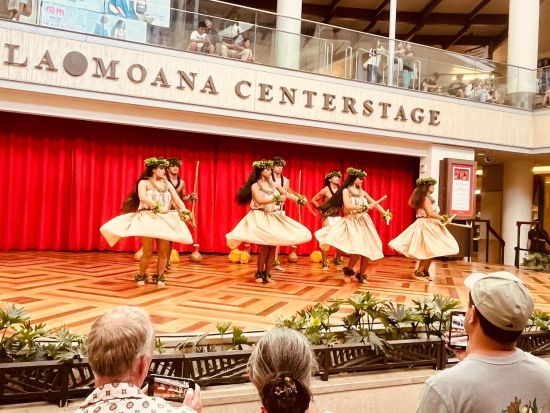 アラモアナセンター センターステージ公演パッケージプラン　本場ハワイでフラダンスを披露！30分間の公演＆各種サポートがセットになった特別プラン　公演証明書付き