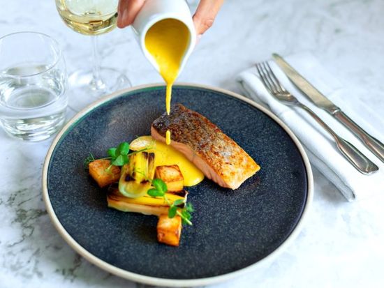 走るレストラン「バストロノーム（BUSTRONOME）」　ガラス張りパノラマバスでお食事＆ロンドン観光 ＜ランチまたはディナー＞