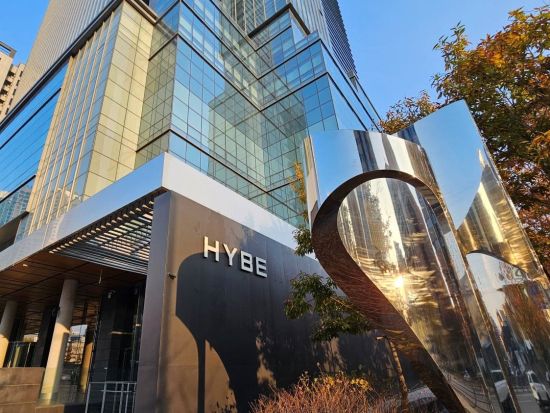 人気K-POPグループ聖地巡りツアー ソウルの森+カフェ休家+新・旧事務所社屋など K-POPに詳しいガイドがご案内！油井食堂石焼ビビンバのランチ付き＜日本語＞