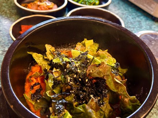 人気K-POPグループ聖地巡りツアー ソウルの森+カフェ休家+新・旧事務所社屋など K-POPに詳しいガイドがご案内！油井食堂石焼ビビンバのランチ付き＜日本語＞