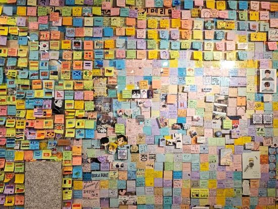 人気K-POPグループ聖地巡りツアー ソウルの森+カフェ休家+新・旧事務所社屋など K-POPに詳しいガイドがご案内！油井食堂石焼ビビンバのランチ付き＜日本語＞