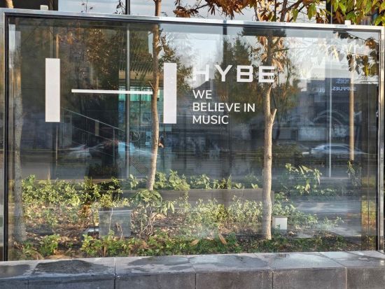 人気K-POPグループ聖地巡りツアー ソウルの森+カフェ休家+新・旧事務所社屋など K-POPに詳しいガイドがご案内！油井食堂石焼ビビンバのランチ付き＜日本語＞