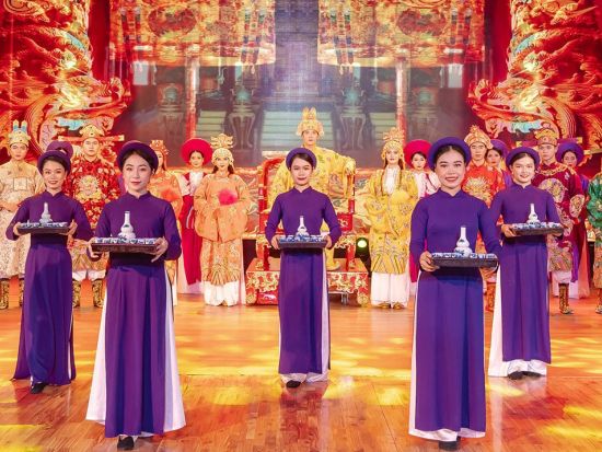 アオザイショー鑑賞ツアー　ベトナム民族衣装の魅力あふれる華麗なステージ　名物料理の夕食付きプランあり＜日本語ガイド／1ドリンク付き／ダナンまたはホイアン発＞