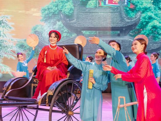 アオザイショー鑑賞ツアー　ベトナム民族衣装の魅力あふれる華麗なステージ　名物料理の夕食付きプランあり＜日本語ガイド／1ドリンク付き／ダナンまたはホイアン発＞