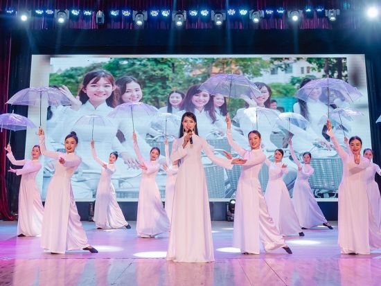 アオザイショー鑑賞ツアー　ベトナム民族衣装の魅力あふれる華麗なステージ　名物料理の夕食付きプランあり＜日本語ガイド／1ドリンク付き／ダナンまたはホイアン発＞