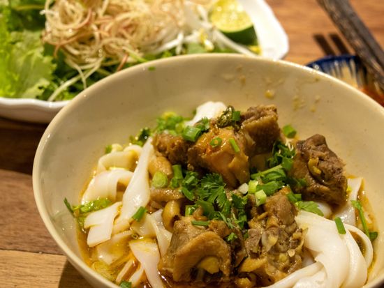 Vietnam_Food_Mi quang_AdobeStock_784439482