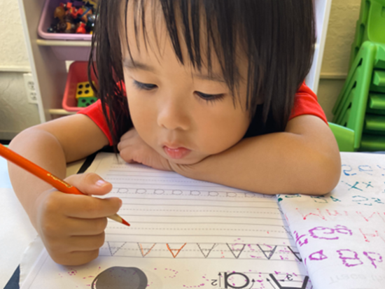 ハワイ・パームス・イングリッシュスクール　キッズ＆キンダーガーデンプログラム　英語レッスン＋アクティビティ＜4～12歳／半日・1日／ワイキキ・ビジネスプラザ内＞