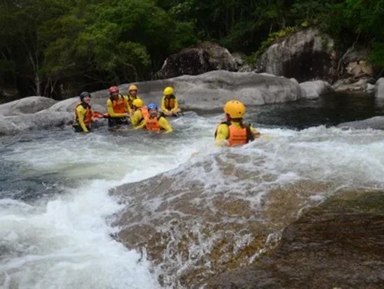 キャニオニング 熱帯雨林の秘境でスリリングに遊ぼう！選べる2つのコース＜半日＞by Cairns Canyoning