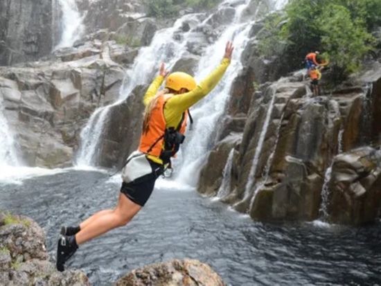 キャニオニング 熱帯雨林の秘境でスリリングに遊ぼう！選べる2つのコース＜半日＞by Cairns Canyoning