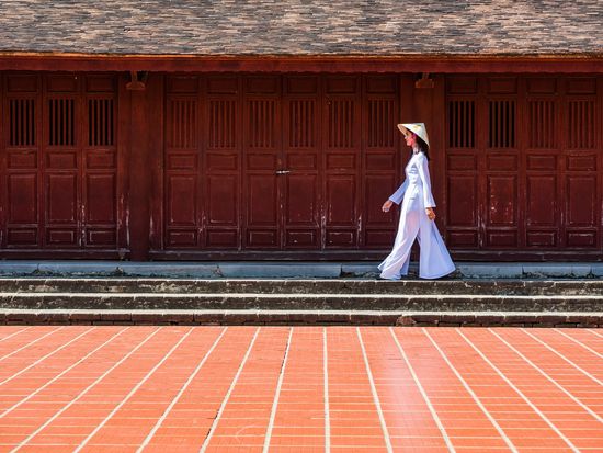 Vietnam_Hue_Woman_shutterstock_481108789