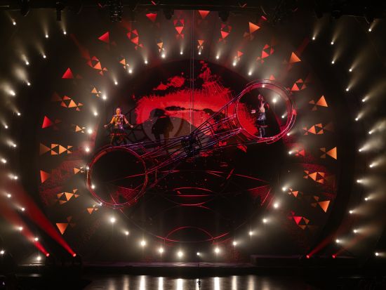 シルク・ドゥ・ソレイユ「アウアナ」ハワイ公演チケット予約（アウトリガー・ワイキキ・ビーチコマー・ホテル内）ハワイ文化とアクロバットが融合したエンターテイメント！