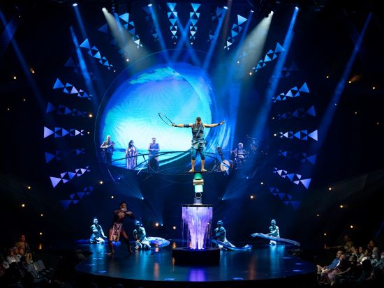 シルク・ドゥ・ソレイユ「アウアナ」ハワイ公演チケット予約（アウトリガー・ワイキキ・ビーチコマー・ホテル内）ハワイ文化とアクロバットが融合したエンターテイメント！