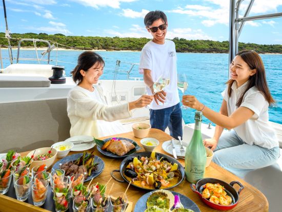 カタマランヨットDayクルーズ 完全貸切ボートチャータープラン＜3時間 or 6時間／最大8名様／与那原マリーナ発＞