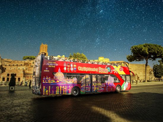 ローマナイトツアー　赤いオープントップバスでライトアップされたローマの街を巡る！＜1時間／英語オーディオガイド＞
