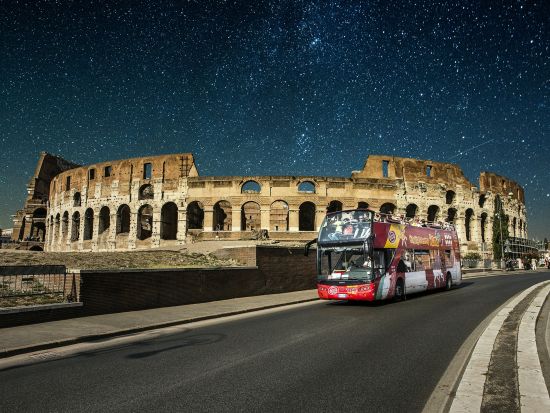 ローマナイトツアー　赤いオープントップバスでライトアップされたローマの街を巡る！＜1時間／英語オーディオガイド＞