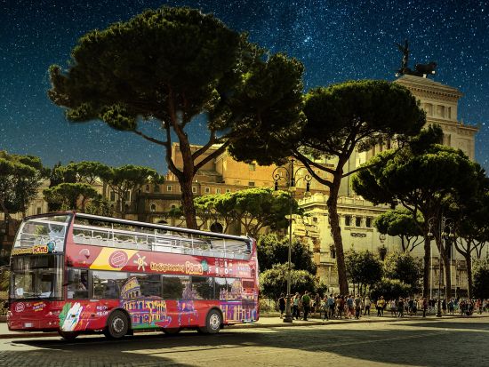 ローマナイトツアー　赤いオープントップバスでライトアップされたローマの街を巡る！＜1時間／英語オーディオガイド＞