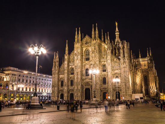 Italy_Milan_Duomo_Night_pixta_78135497_M