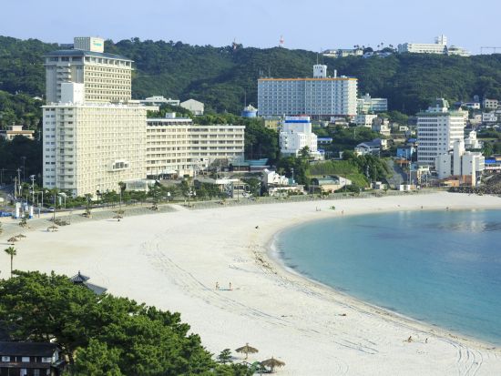 白浜温泉＋猫駅長のいる"貴志駅"＋千畳敷日帰りツアー 癒しと絶景を楽しむ和歌山旅＜大阪発着／日本語・中国語or英語＞