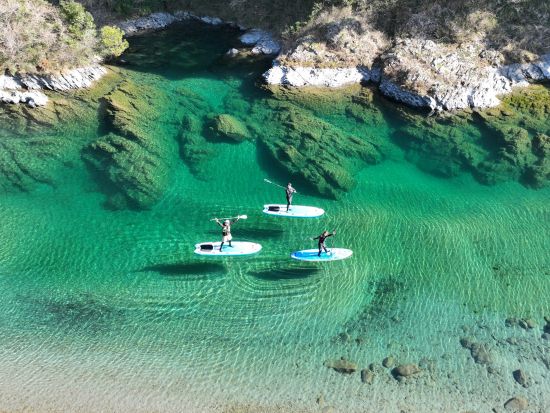 【NOC仁淀川アウトドアセンター公式】「SUPサップ」全部付き定番プラン/水上カメラ撮影、ドローン空撮、専用シューズ、トイレ、駐車場完備(上流仁淀ブルーエリア)