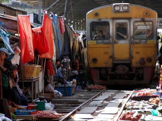 【貸切】メークロン線路市場半日観光ツアー　列車が通る瞬間を間近で体験！列車乗車体験付き＜午前／日本語ガイド＞