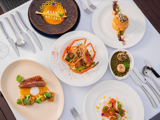 世界遺産ハロン湾＆ランハ湾1泊2日クルーズ「アンバサダーシグナチャー号」 バルコニー付きキャビンに宿泊＆ミシュラン監修ディナーを含む3食付き 日本語プランあり