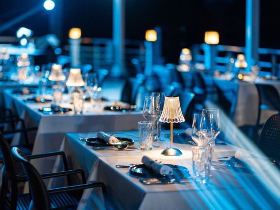 世界遺産ハロン湾＆ランハ湾1泊2日クルーズ「アンバサダーシグナチャー号」 バルコニー付きキャビンに宿泊＆ミシュラン監修ディナーを含む3食付き 日本語プランあり