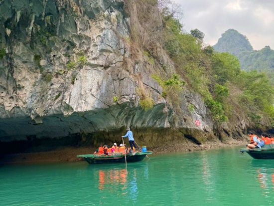 世界遺産ハロン湾＆ランハ湾1泊2日クルーズ「アンバサダーシグナチャー号」 バルコニー付きキャビンに宿泊＆ミシュラン監修ディナーを含む3食付き 日本語プランあり