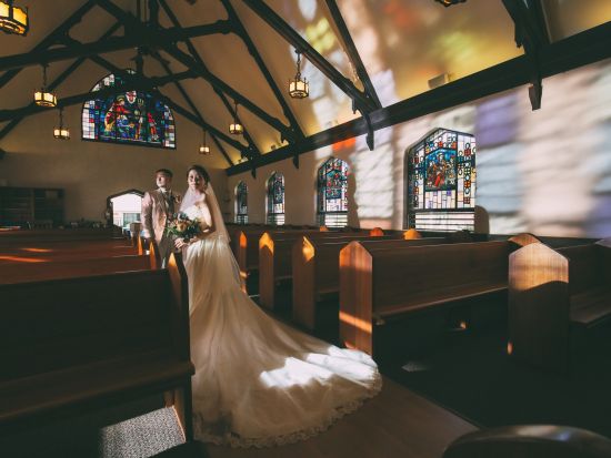 ハワイ　チャペルフォト　エピファニー教会　歴史あるステンドグラスが美しいレンガ造りの教会で撮影　ビーチフォト付きや挙式プランから選べる（撮影・衣装・メイク）