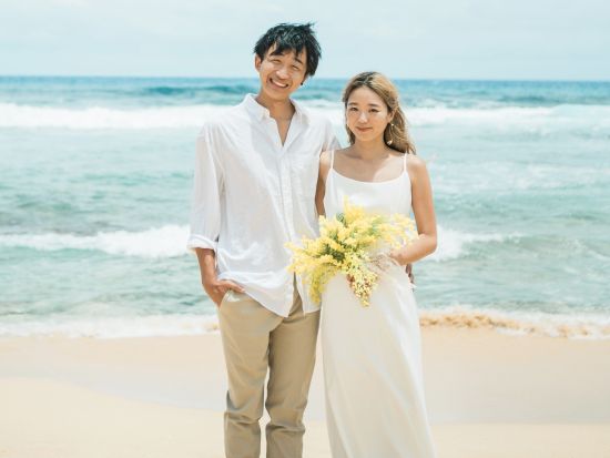 ハワイ　チャペルフォト　エピファニー教会　歴史あるステンドグラスが美しいレンガ造りの教会で撮影　ビーチフォト付きや挙式プランから選べる（撮影・衣装・メイク）