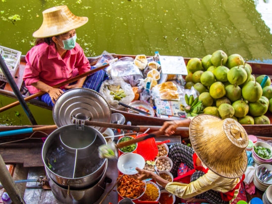 遅め出発！メークロン線路市場で列車乗車＋ダムヌンサドゥアック水上マーケットツアー　貸切プランなら早朝空港お迎え可＜1日／昼食付／日本語ガイド＞