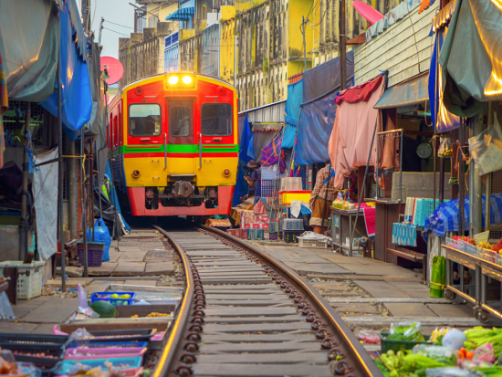遅め出発！メークロン線路市場で列車乗車＋ダムヌンサドゥアック水上マーケットツアー　貸切プランなら早朝空港お迎え可＜1日／昼食付／日本語ガイド＞