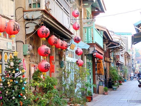 Taiwan_Tainan_Shennong St._pixta_28520146_M