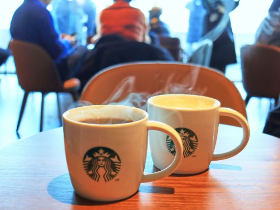 北朝鮮が見えるスターバックスへ！ 半日or 望遠市場韓国グルメランチ&おやつプラン or 北漢山スタバ＆恩平韓屋村プラン＜ホテルお迎え／日本語ガイド＞