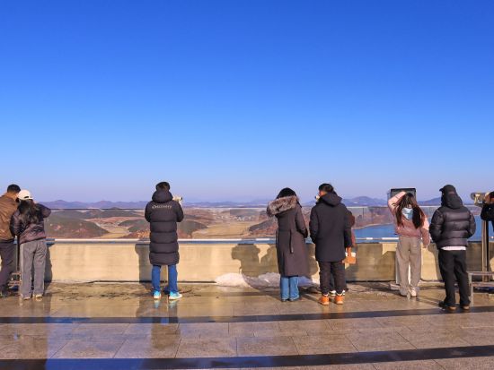 北朝鮮が見えるスターバックス＆望遠市場グルメランチ&韓国ドラマ選べるプラン！ ソウル市内人気ロケ地巡り or 人気ドラマ衣装体験＜ホテルお迎え／日本語ガイド＞