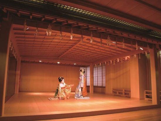 【昼 催行】舞妓さん鑑賞＋和食または洋食お弁当＋飲み放題付　京都・岡崎に佇むモダン邸宅『岡崎庵』で唯一無二の時間を体験＜お部屋貸切／撮影自由／最大60名様＞