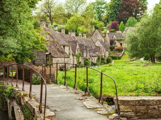 England_Cotswold_Bibury_shutterstock_653628877