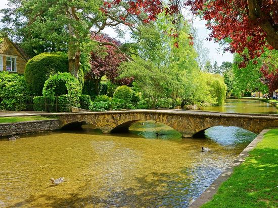 UK_Cotswolds_Bourton_shutterstock_387793135