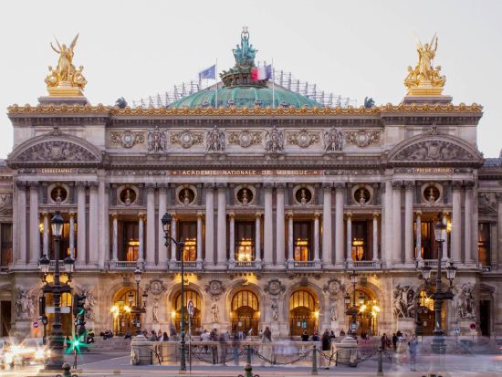 オペラ・ガルニエ（オペラ座）内部見学ツアー 日本語公認ガイド貸切＜午前・午後＞by Mybus