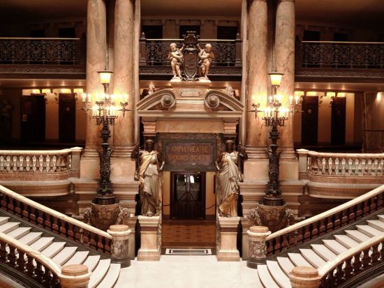 オペラ・ガルニエ（オペラ座）内部見学ツアー 日本語公認ガイド貸切＜午前・午後＞by Mybus