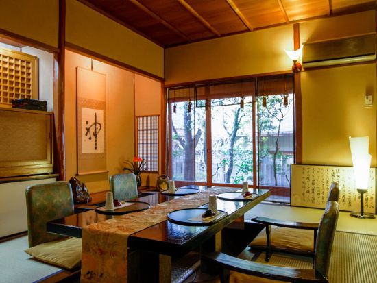 【夜 催行】舞妓さん鑑賞＋会席料理＋飲み放題付  築160年の老舗高級料亭「東観荘」で旬の京料理とお酒を堪能＜お部屋貸切／撮影自由／最大40名様＞