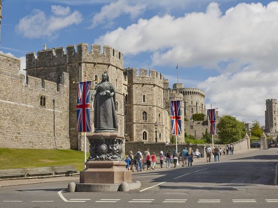 UK_Windsor_Castle_Queen_Victoria_Statue_shutterstock_315808076