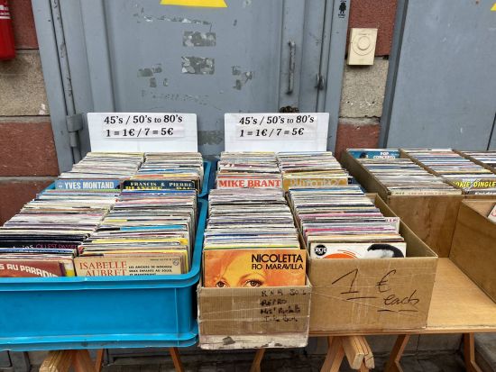 パリ最大級 クリニャンクール蚤の市 散策ツアー＜日本語アシスタント／午前／土曜＞by Mybus