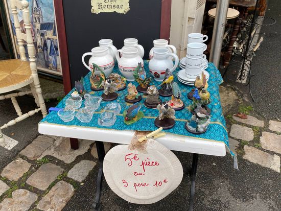 ピッチャーとカップ、鳥の置物